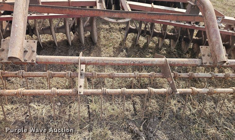 image for item EB8274 International Harvester 370 tandem disk