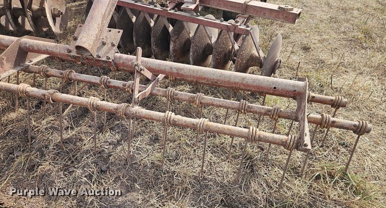 image for item EB8274 International Harvester 370 tandem disk