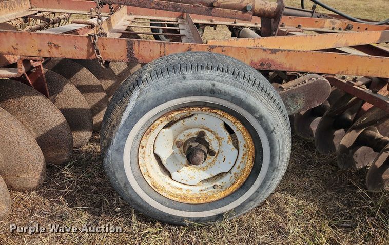 image for item EB8274 International Harvester 370 tandem disk