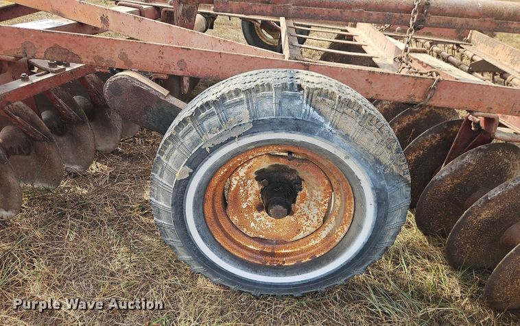 image for item EB8274 International Harvester 370 tandem disk