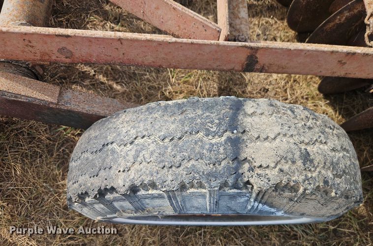 image for item EB8274 International Harvester 370 tandem disk