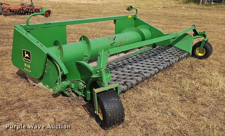 image for item EB8275 John Deere 912 pickup head