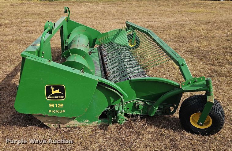 image for item EB8275 John Deere 912 pickup head