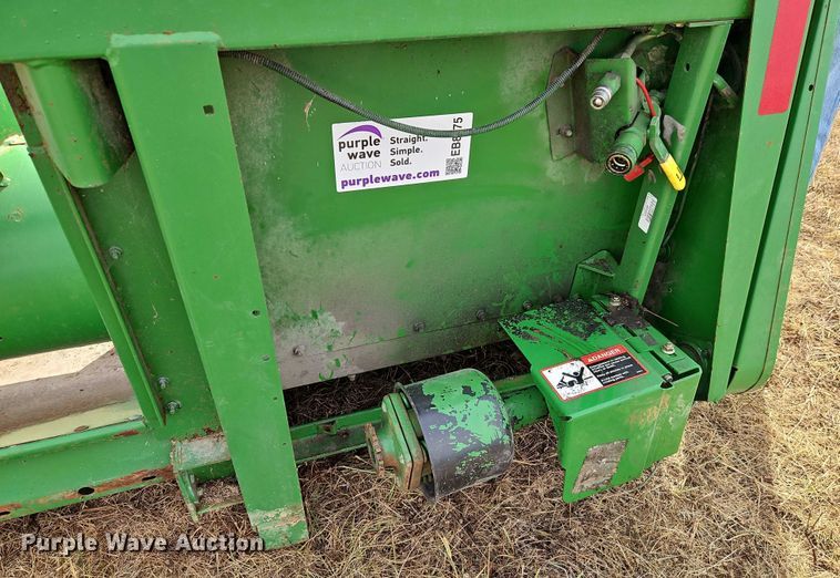 image for item EB8275 John Deere 912 pickup head