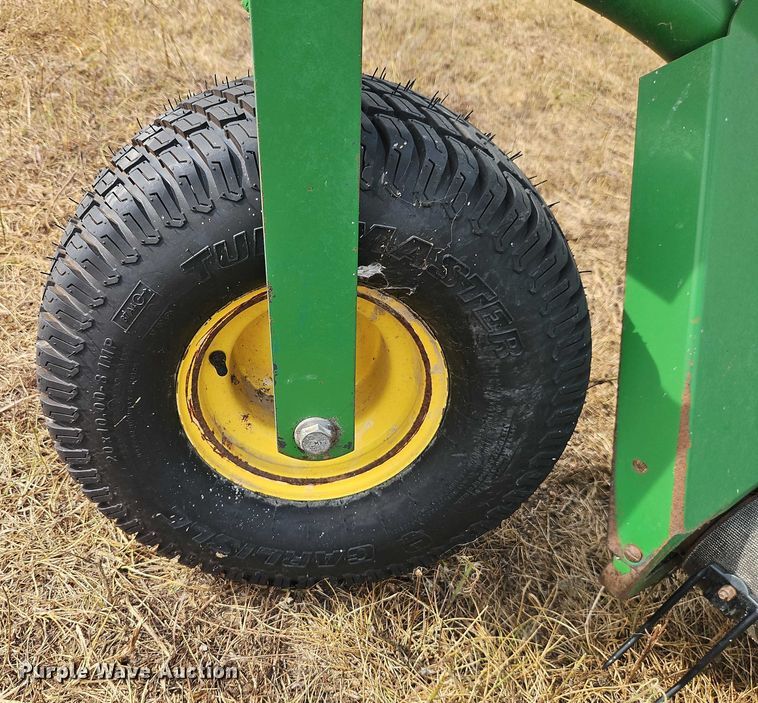 image for item EB8275 John Deere 912 pickup head