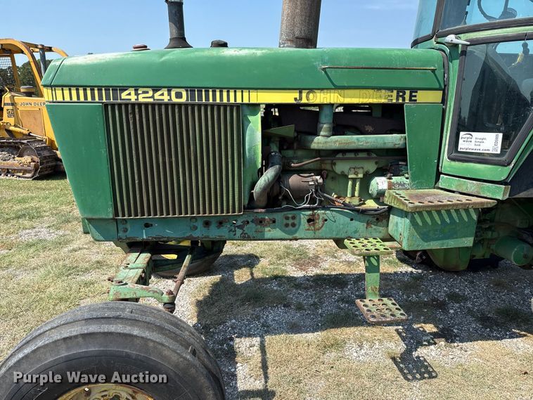 image for item ED5909 1980 John Deere 4240 tractor