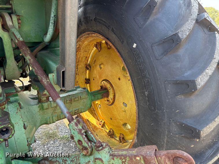 image for item ED5909 1980 John Deere 4240 tractor