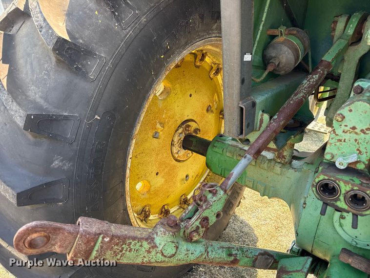 image for item ED5909 1980 John Deere 4240 tractor