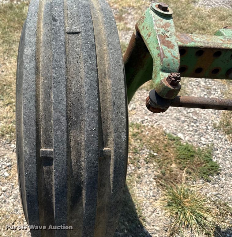 image for item ED5909 1980 John Deere 4240 tractor