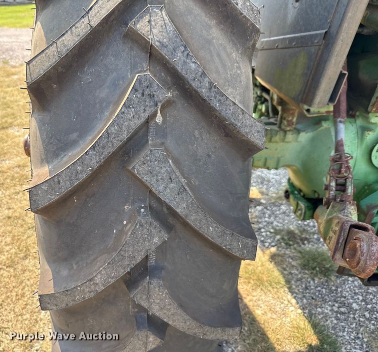 image for item ED5909 1980 John Deere 4240 tractor