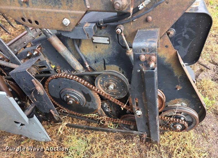 image for item EF3806 Gleaner LMF header pickup head