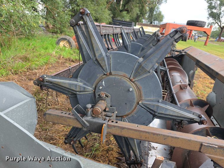 image for item EF3806 Gleaner LMF header pickup head