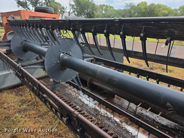 image for item EF3806 Gleaner LMF header pickup head