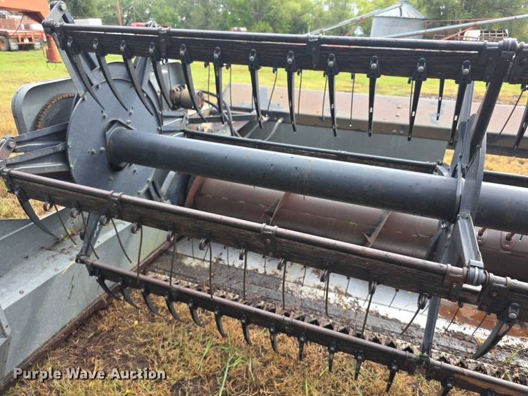 image for item EF3806 Gleaner LMF header pickup head