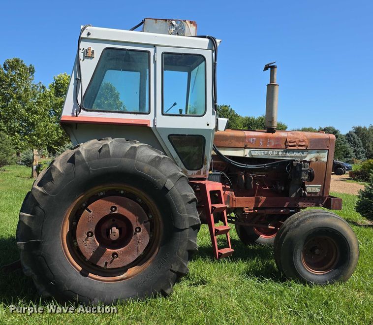 image for item EF3826 1967 International Harvester Farmall 856D tractor