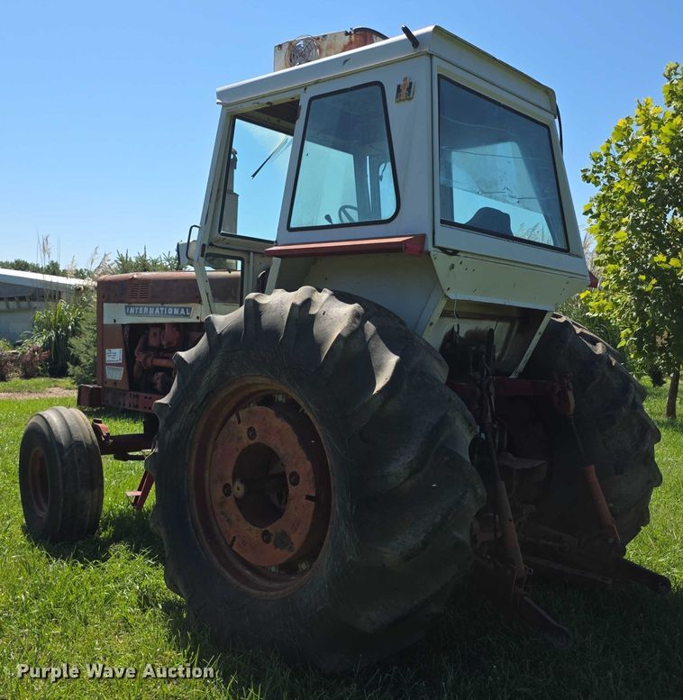 image for item EF3826 1967 International Harvester Farmall 856D tractor
