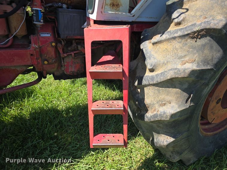 image for item EF3826 1967 International Harvester Farmall 856D tractor