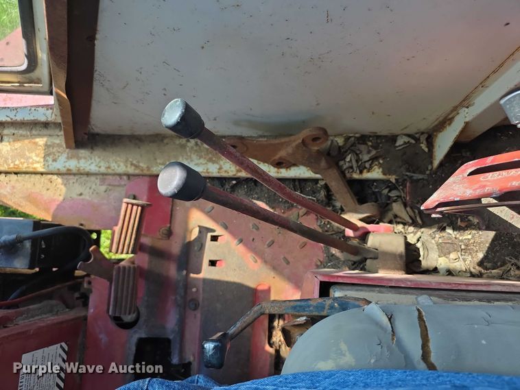 image for item EF3826 1967 International Harvester Farmall 856D tractor