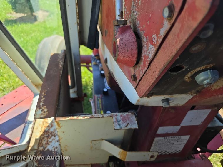 image for item EF3826 1967 International Harvester Farmall 856D tractor