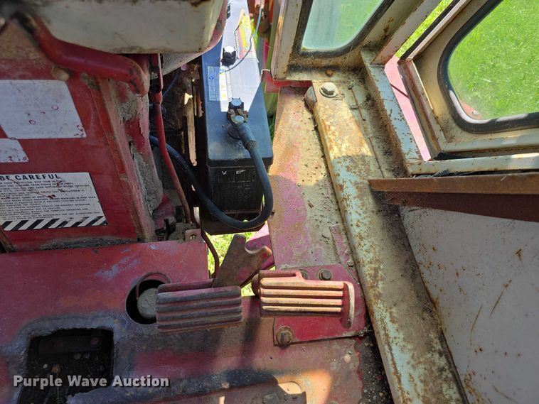 image for item EF3826 1967 International Harvester Farmall 856D tractor