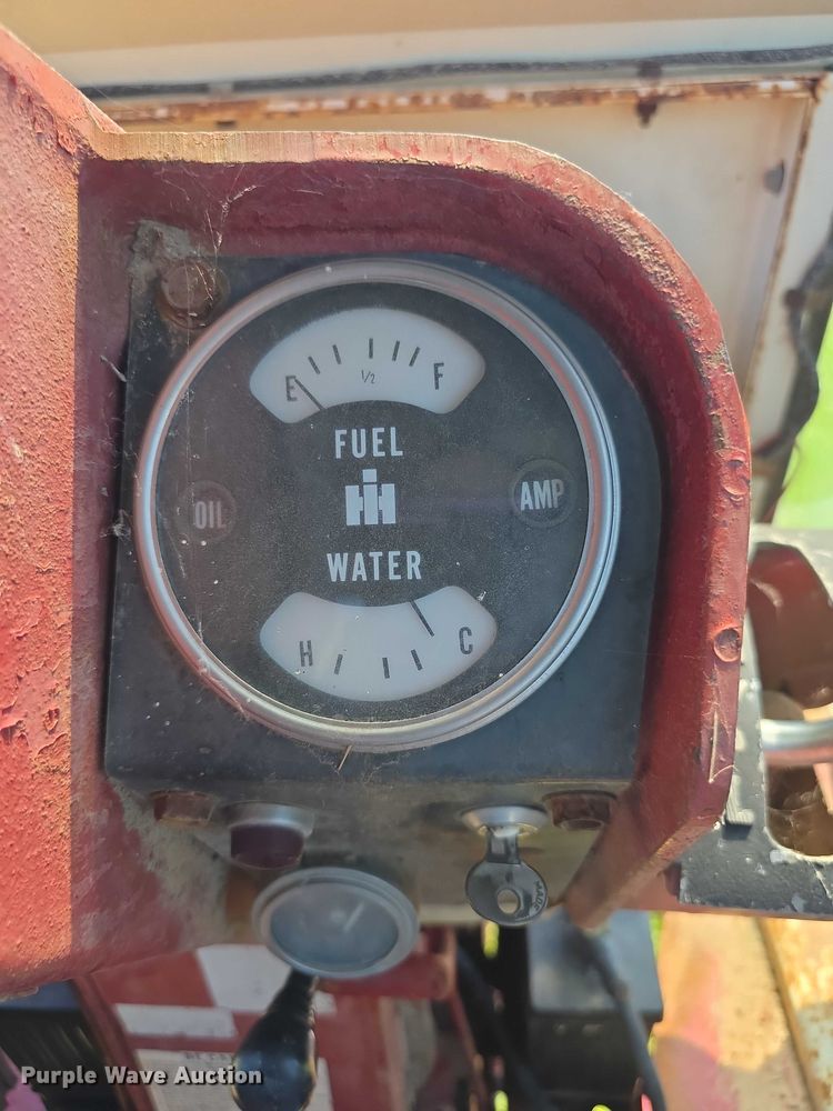 image for item EF3826 1967 International Harvester Farmall 856D tractor