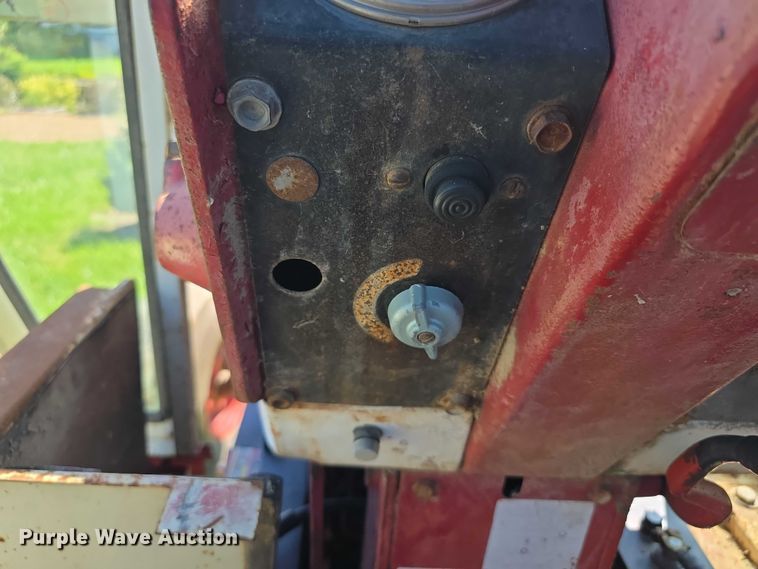 image for item EF3826 1967 International Harvester Farmall 856D tractor