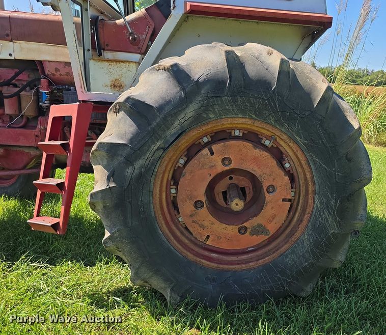 image for item EF3826 1967 International Harvester Farmall 856D tractor
