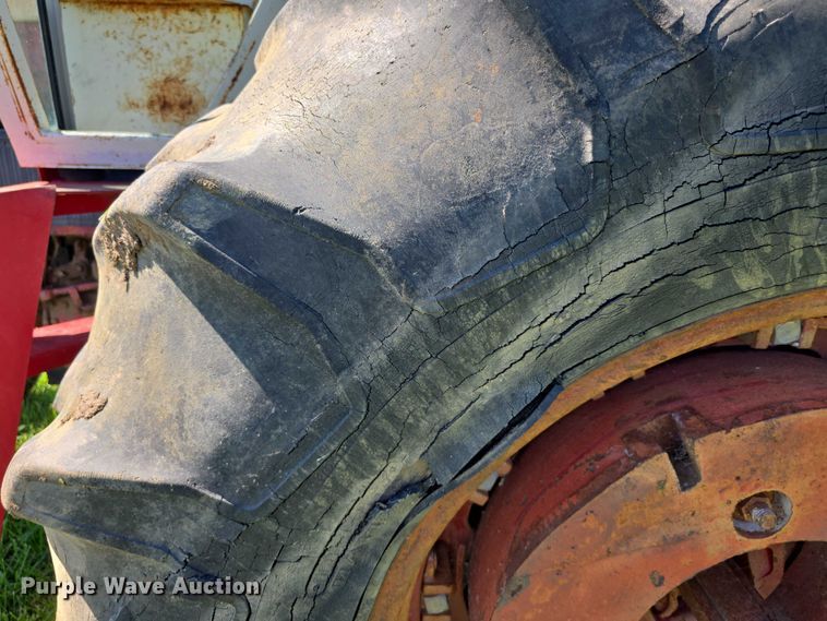 image for item EF3826 1967 International Harvester Farmall 856D tractor