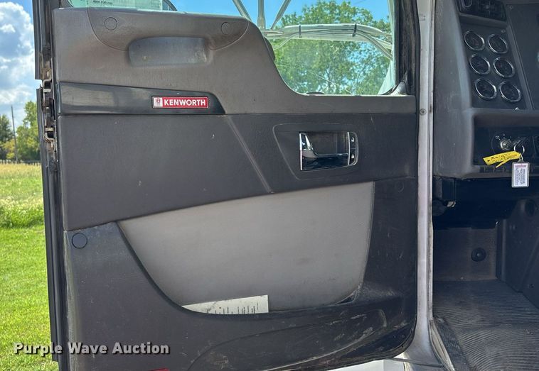 image for item EM0049 2017 Kenworth T370 feed delivery truck