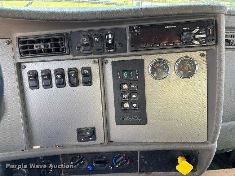 image for item EM0049 2017 Kenworth T370 feed delivery truck