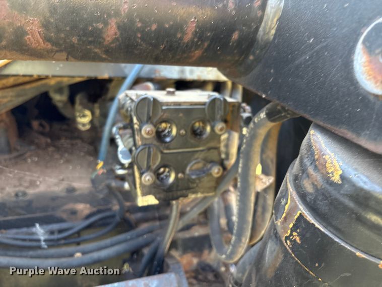 image for item EM0644 2000 Caterpillar Challenger 75E tractor