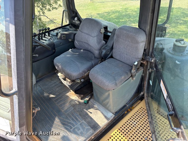 image for item EM0644 2000 Caterpillar Challenger 75E tractor