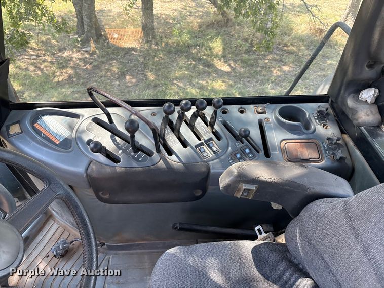 image for item EM0644 2000 Caterpillar Challenger 75E tractor