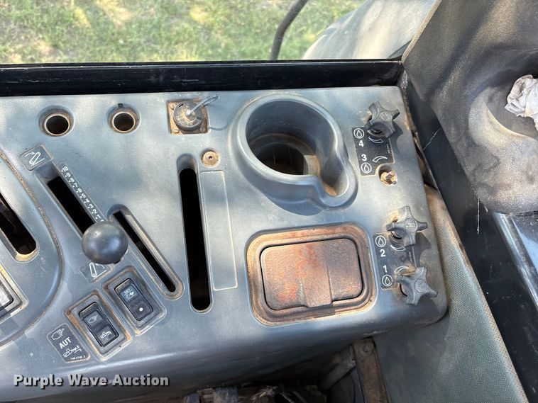 image for item EM0644 2000 Caterpillar Challenger 75E tractor