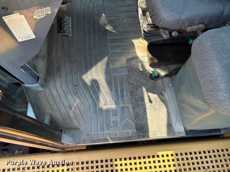 image for item EM0644 2000 Caterpillar Challenger 75E tractor