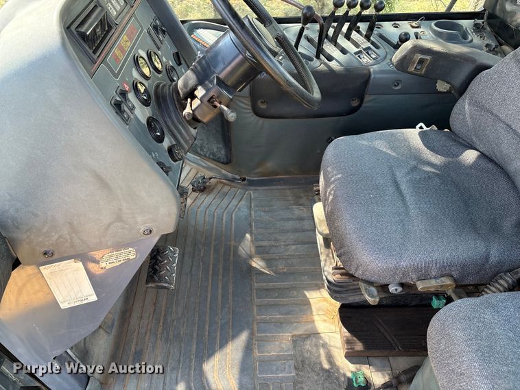 image for item EM0644 2000 Caterpillar Challenger 75E tractor