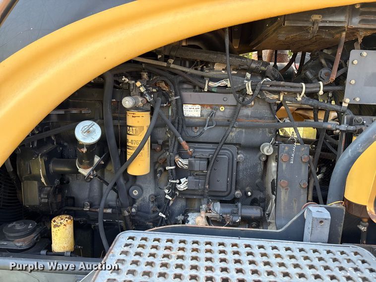 image for item EM0644 2000 Caterpillar Challenger 75E tractor