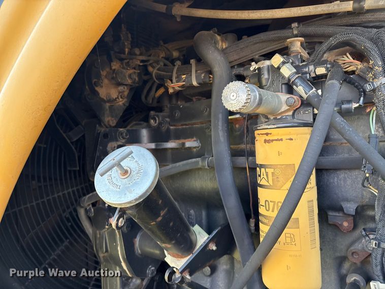 image for item EM0644 2000 Caterpillar Challenger 75E tractor