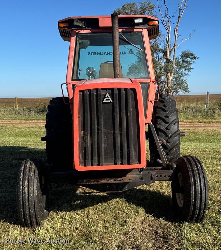 image for item EM8172 1983 Allis-Chalmers 8010 tractor