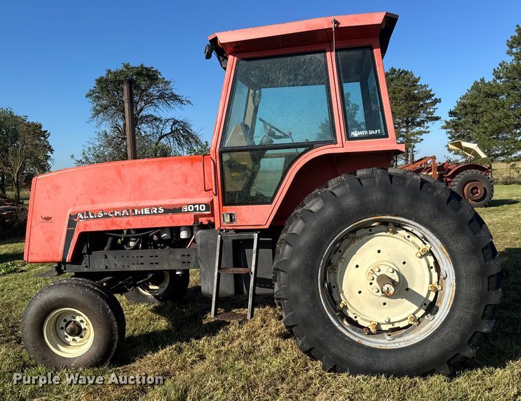 image for item EM8172 1983 Allis-Chalmers 8010 tractor