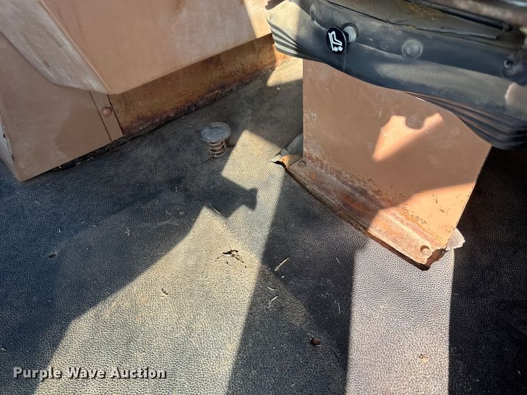 image for item EM8172 1983 Allis-Chalmers 8010 tractor