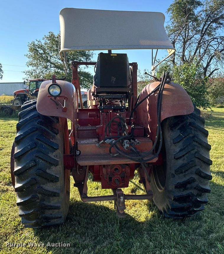 image for item EM8173 1966 International Harvester 806 tractor