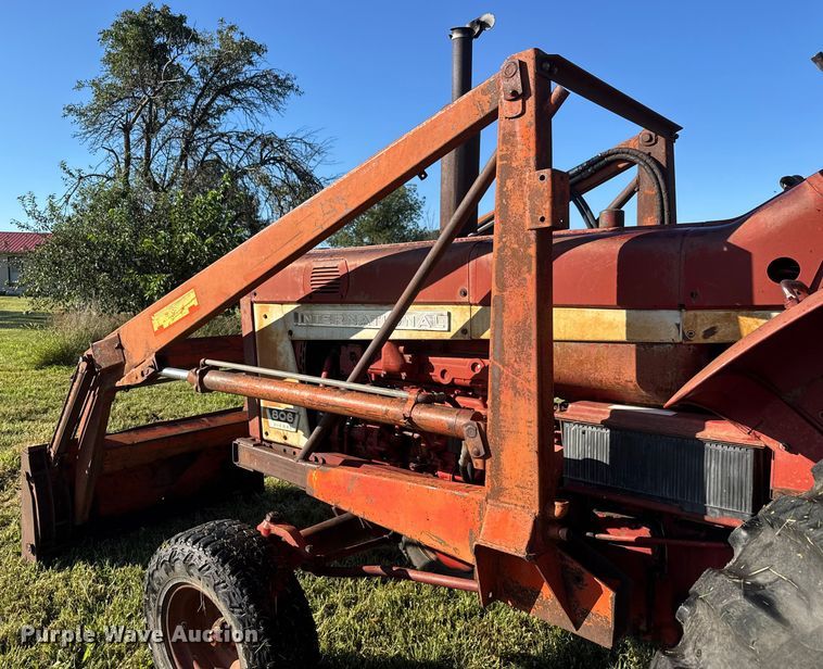 image for item EM8173 1966 International Harvester 806 tractor