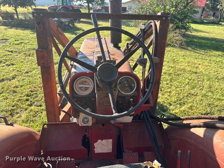 image for item EM8173 1966 International Harvester 806 tractor