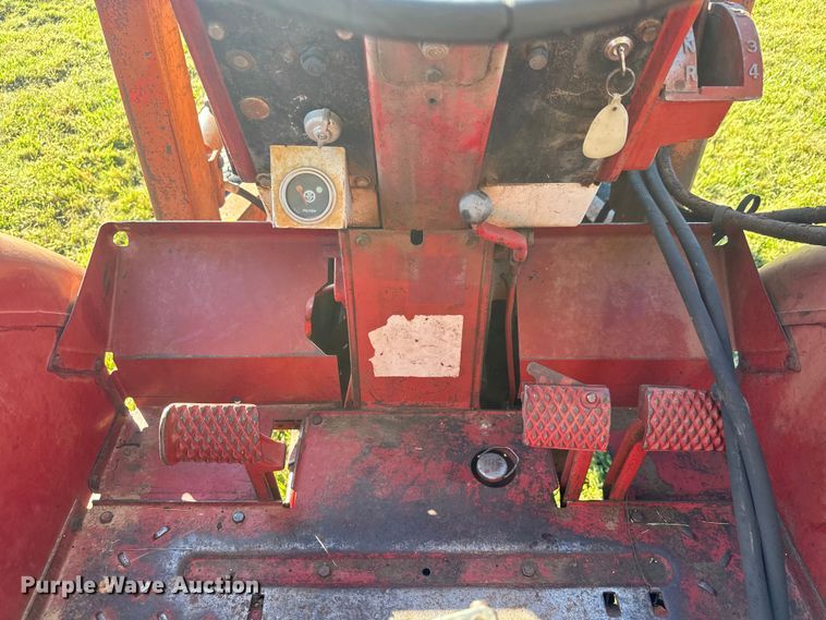 image for item EM8173 1966 International Harvester 806 tractor