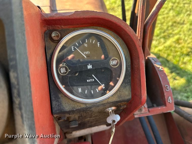 image for item EM8173 1966 International Harvester 806 tractor