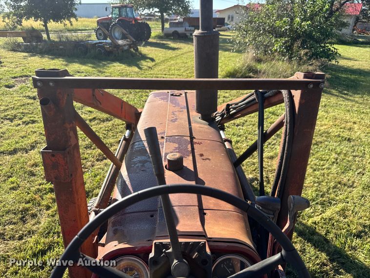 image for item EM8173 1966 International Harvester 806 tractor