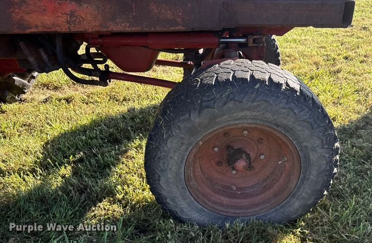 image for item EM8173 1966 International Harvester 806 tractor