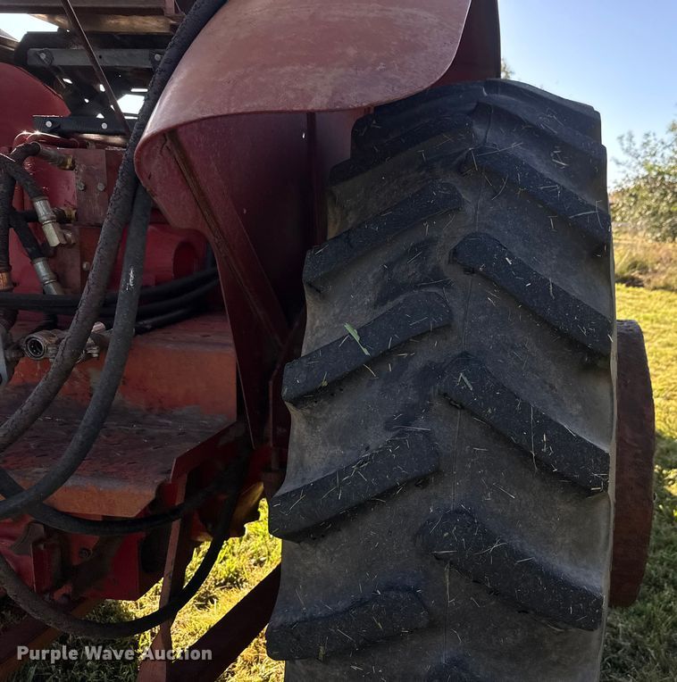 image for item EM8173 1966 International Harvester 806 tractor