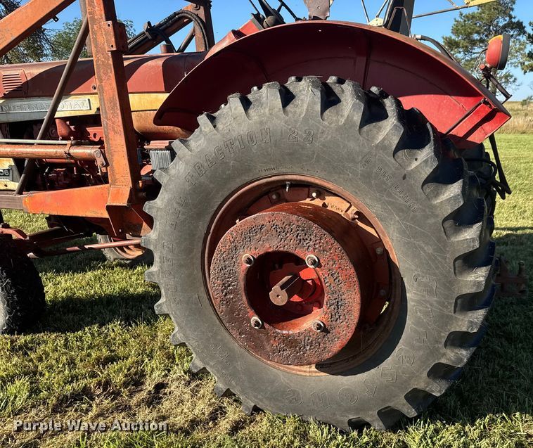 image for item EM8173 1966 International Harvester 806 tractor